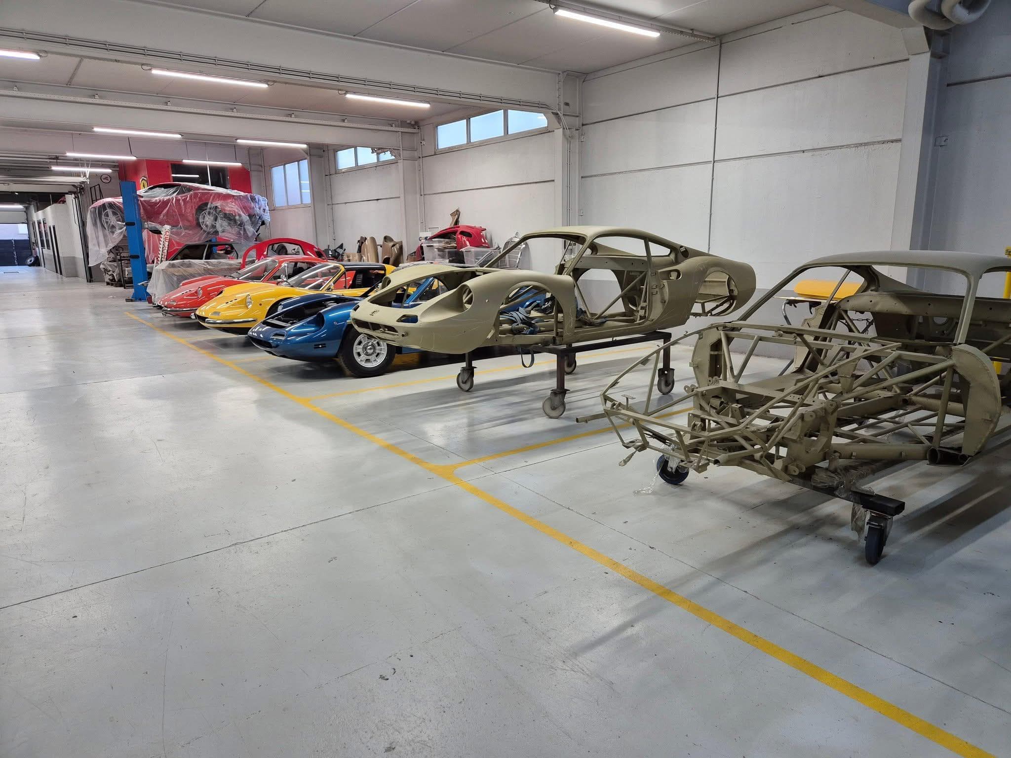 Rangée de Dino et de coques nues alignées dans l'atelier