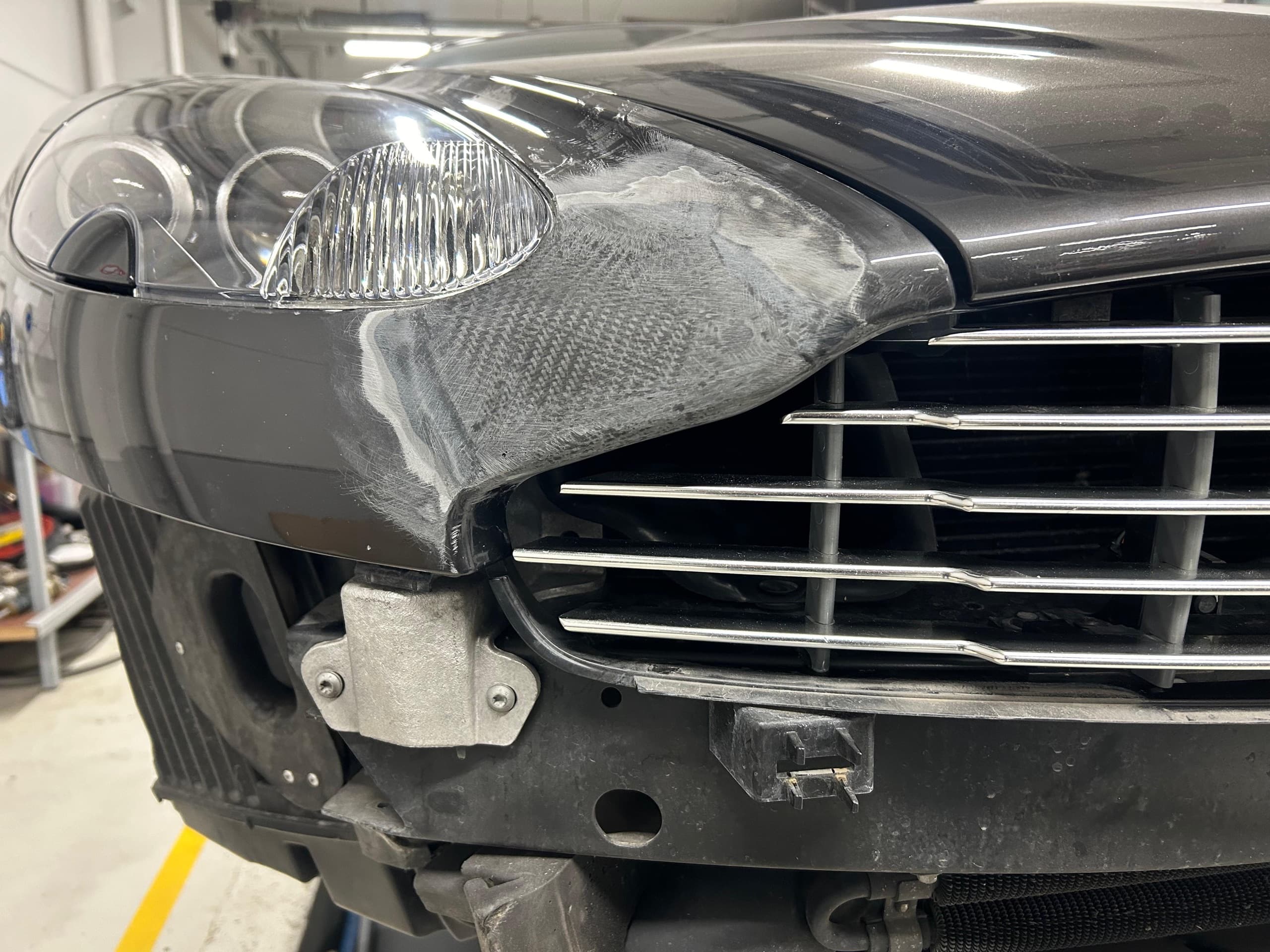 Réparation en cours sur un bouclier en carbone, tissu poncé apparent