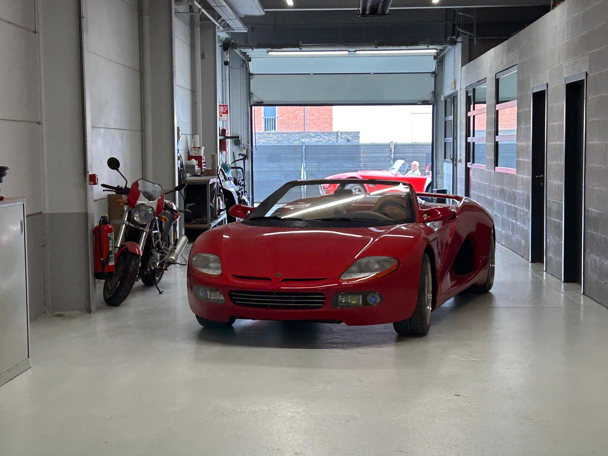 Bizzarrini rouge dans le hall de l'atelier