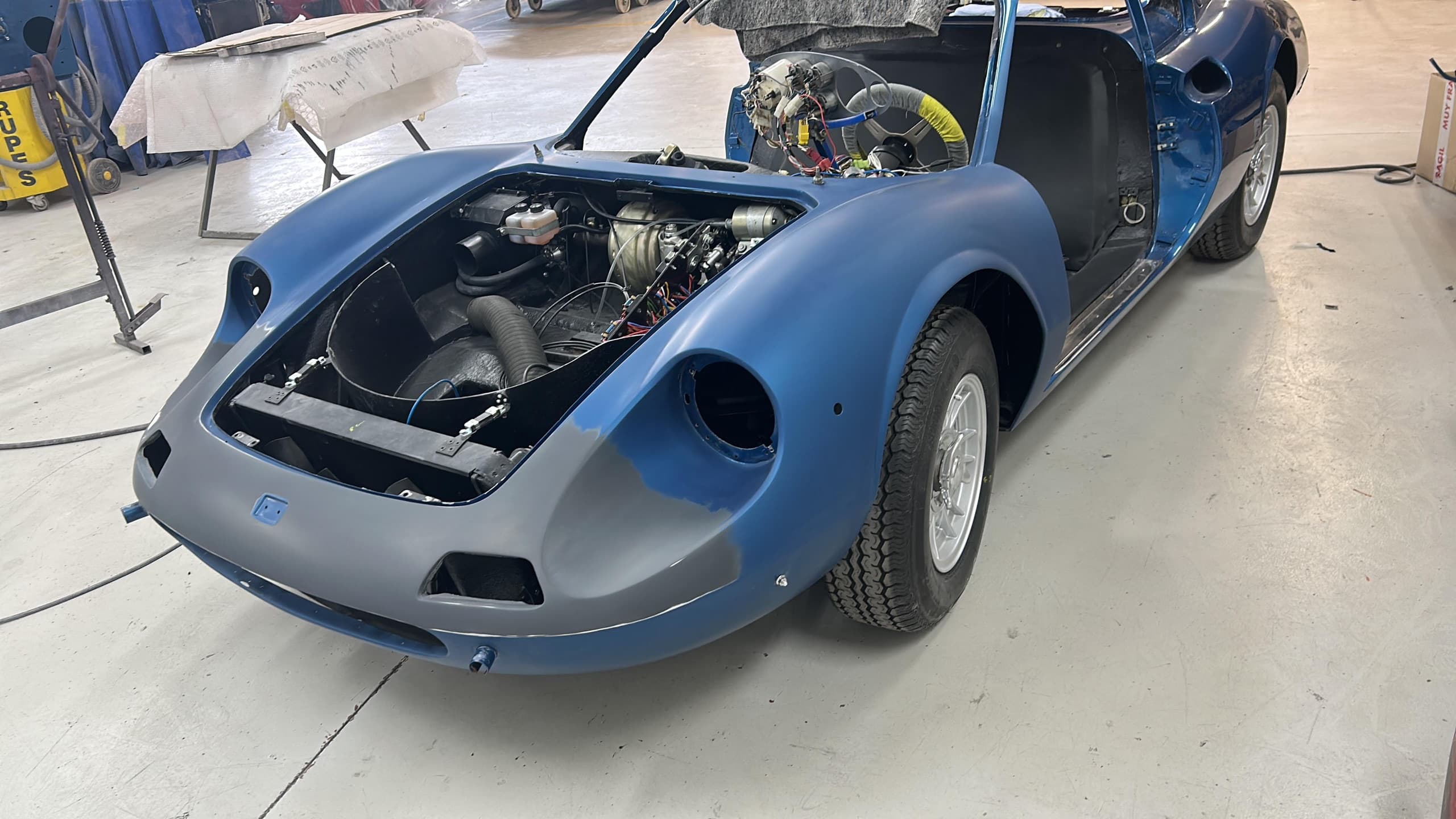 Avant de Dino en apprêt gris-bleu, capot déposé