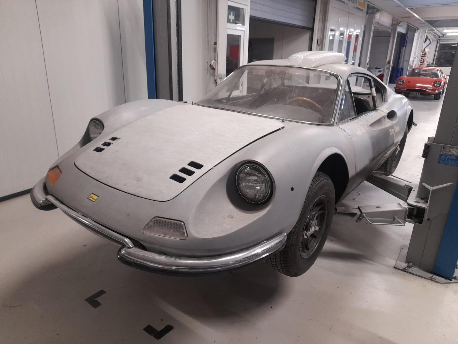Une Dino grise couverte de poussière, le jour de son arrivée à l'atelier